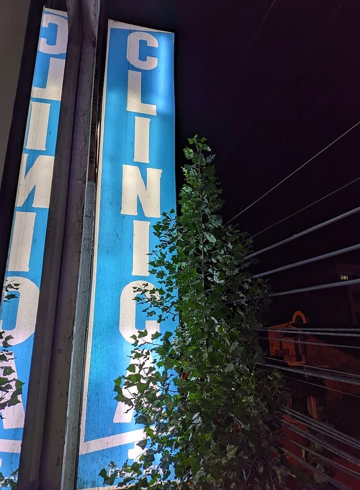 Letrero exterior de la clínica